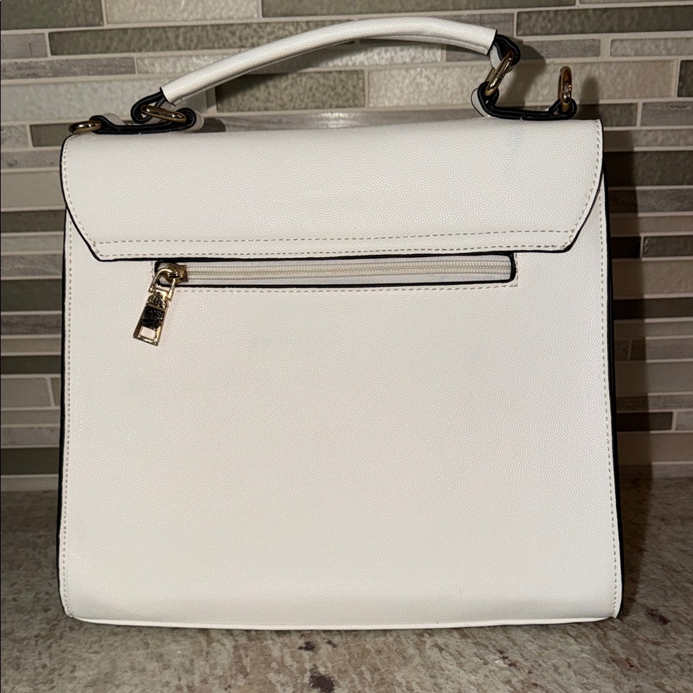 Elegant White Quilted Handbag - Picture 2 of 8